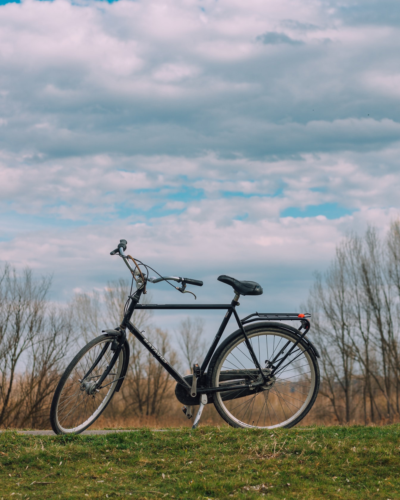 Musta klassinen vanhanaikainen polkupyörän sivunäkymä
