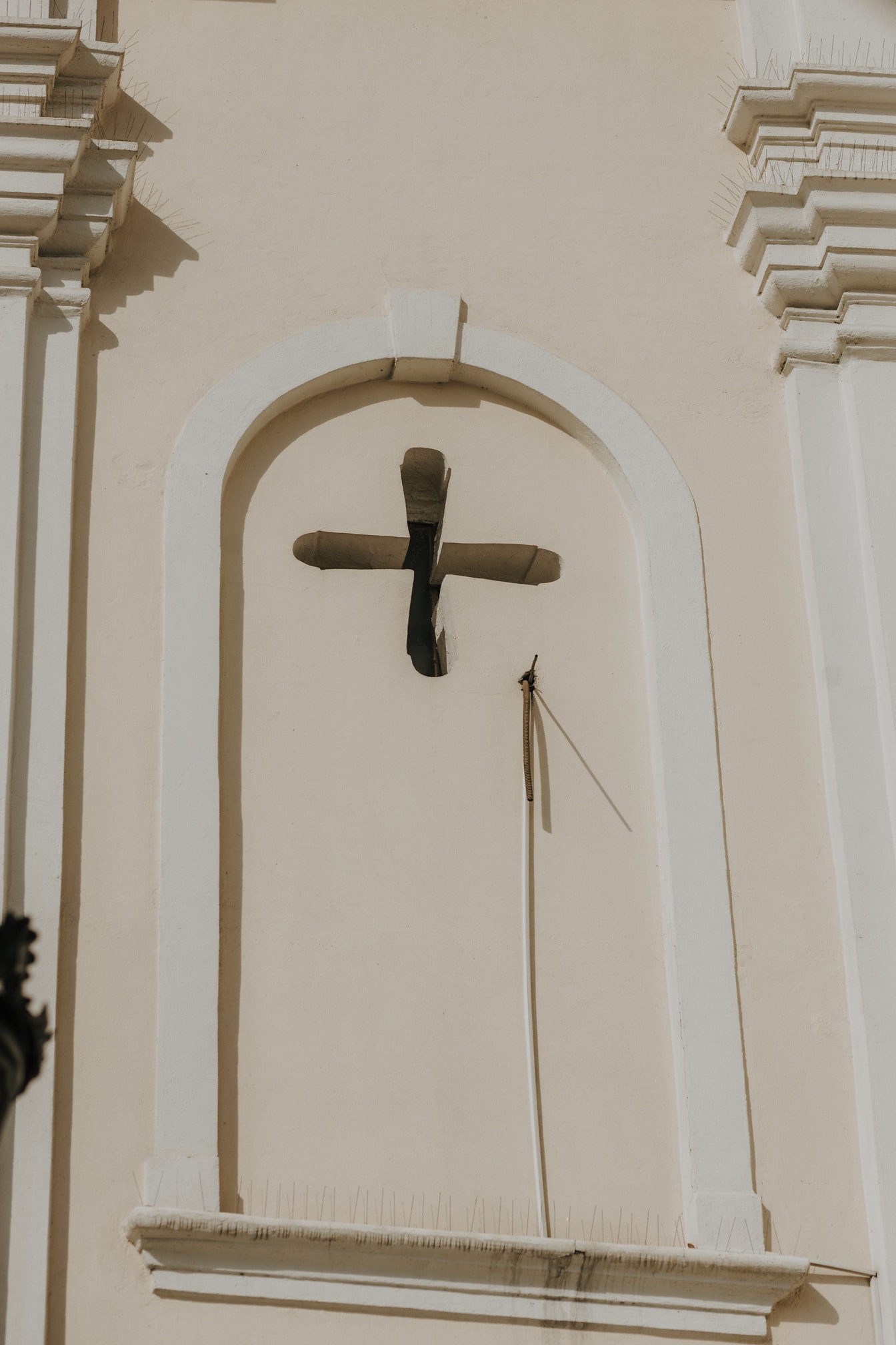Korsform kristent ornament på væg
