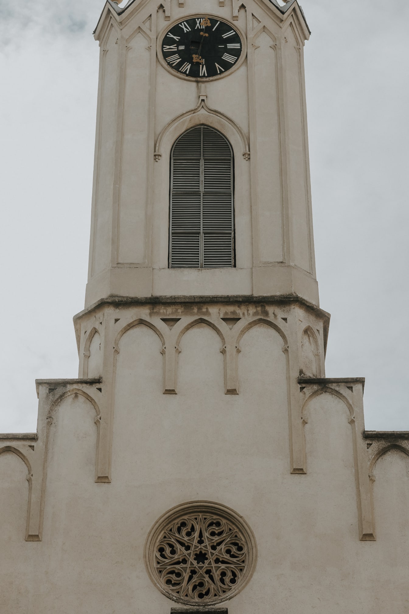 Katolícka kostolná veža s analógovými hodinami