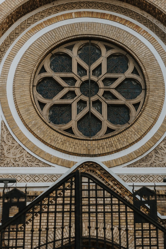 Majestätische Buntglasfenster auf rundem Fassadenornament