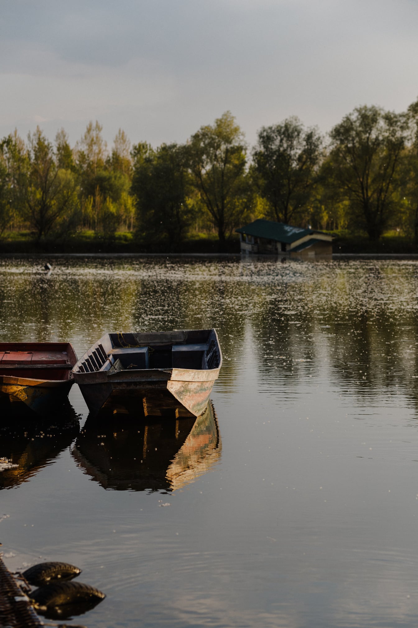 湖畔に浮かぶ古い鉄の漁船