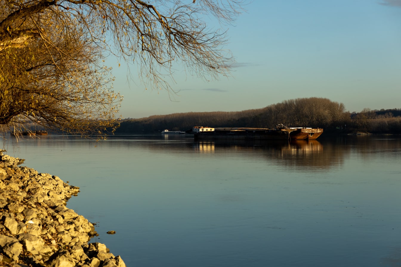 Transportna teglenica na Dunavu u sunčano jesensko poslijepodne