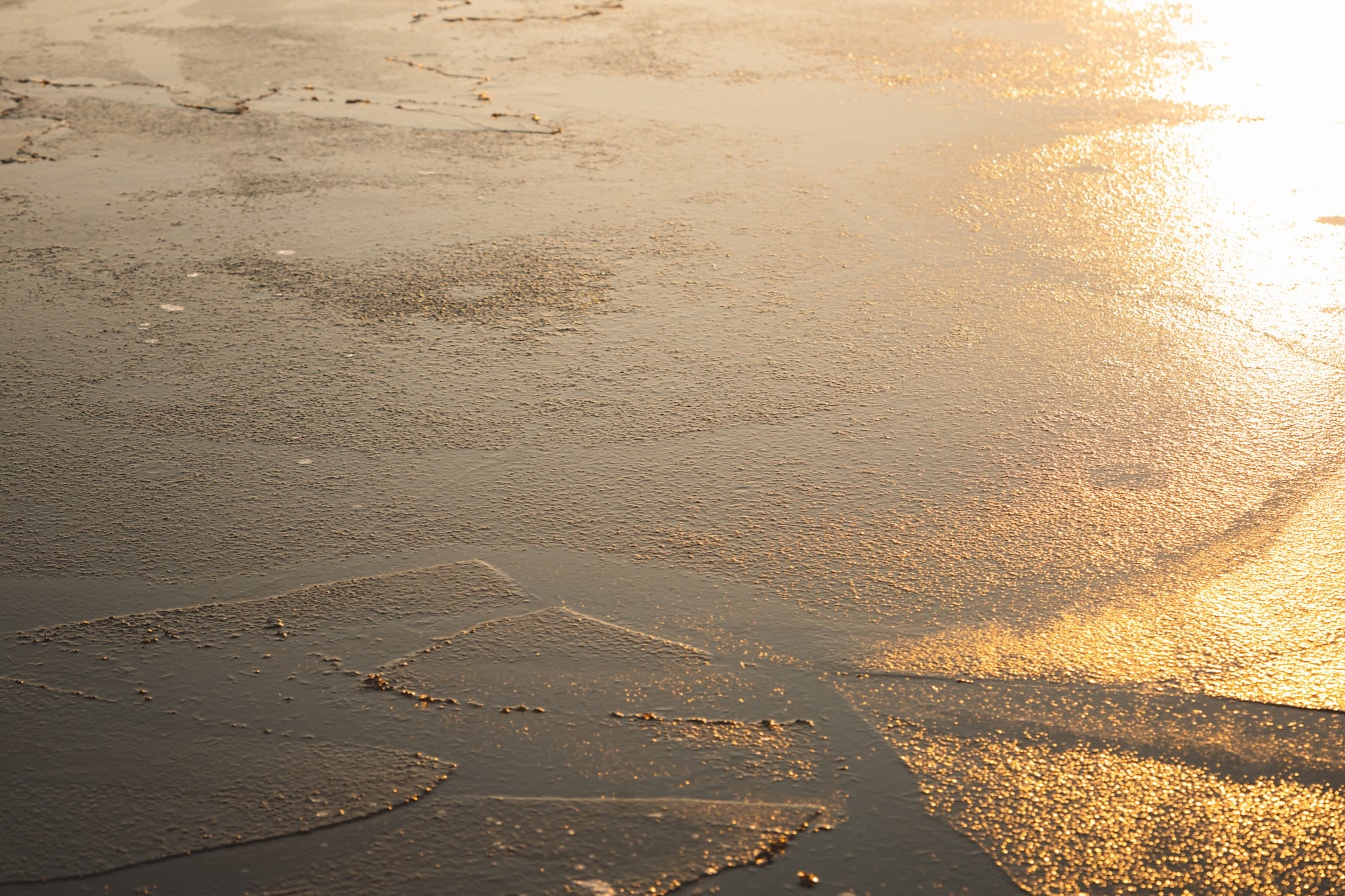 밝은 햇빛에 얼음물 표면이 녹습니다.