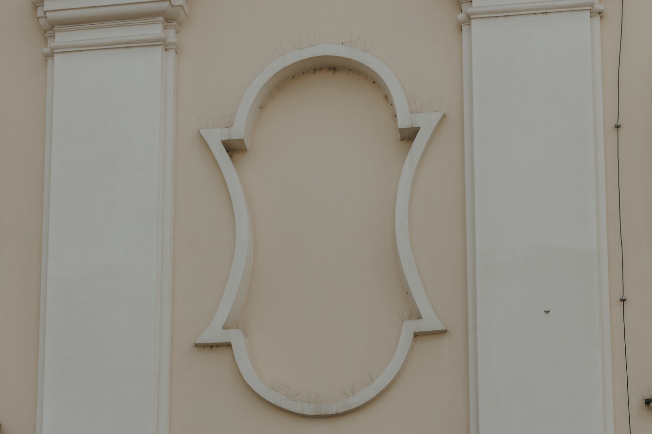 Бяла орнаментна декорация на бежова стена