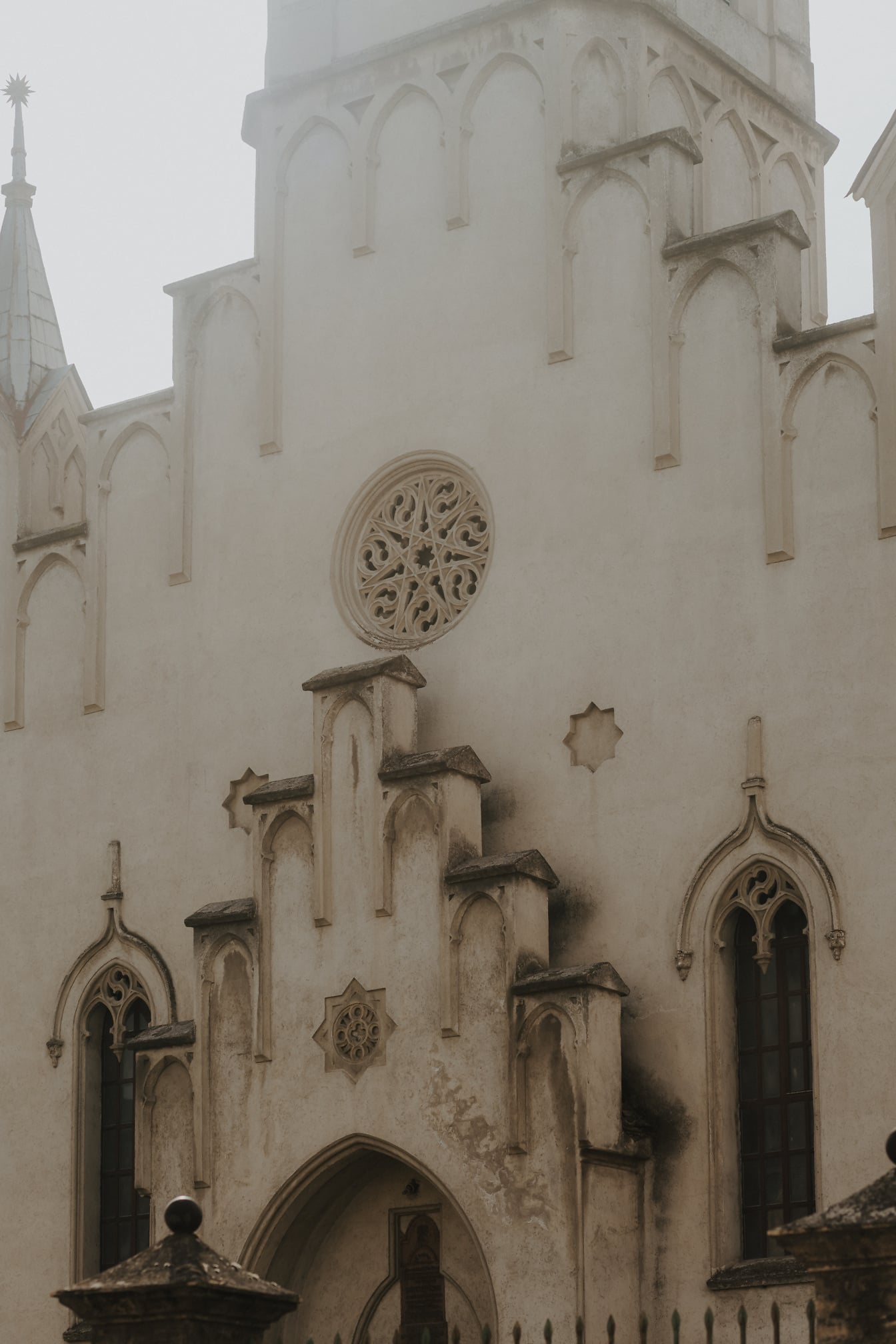 Nhà thờ trắng công giáo cũ với đồ trang trí bằng đá trên tường