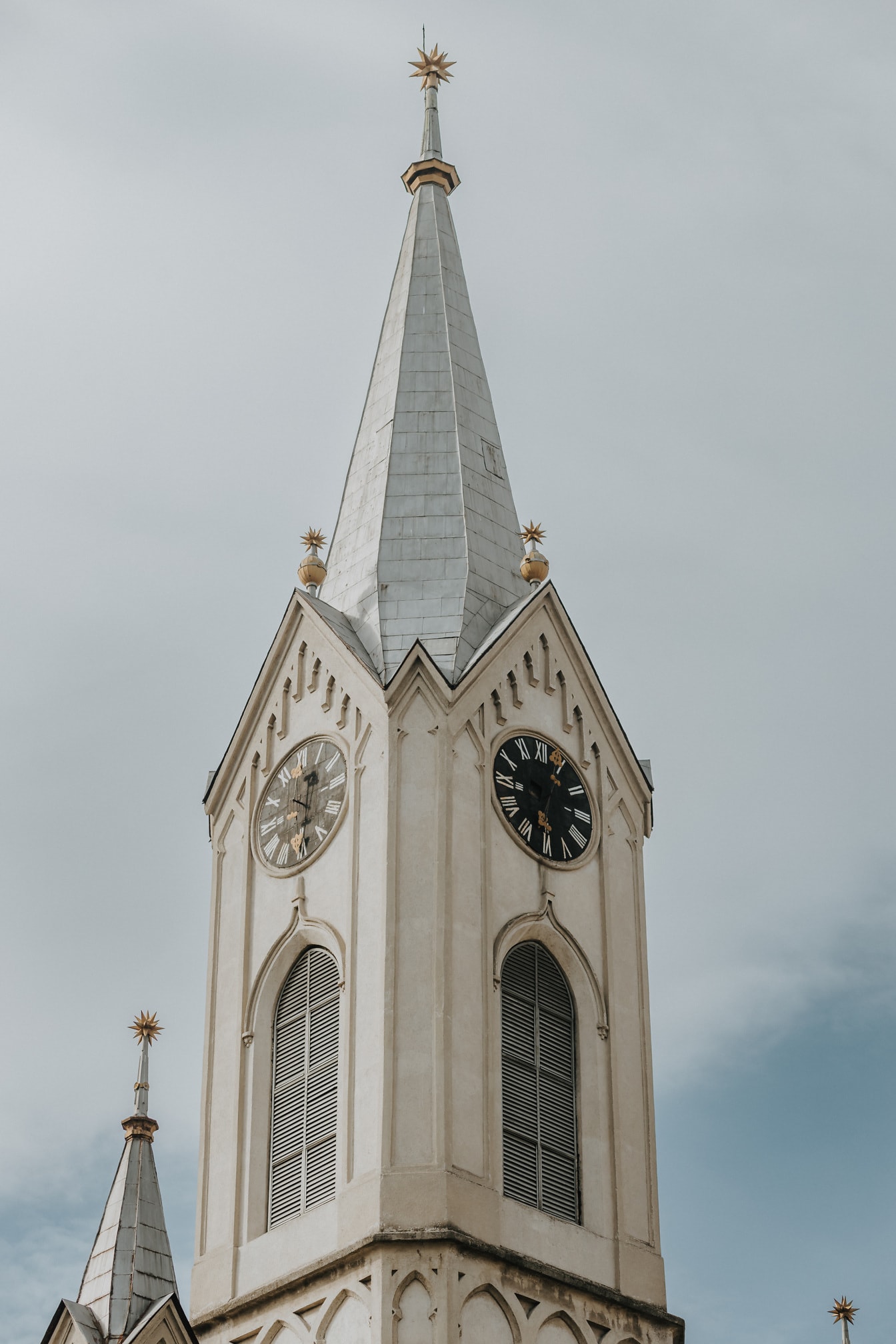 Torre de la iglesia cristiana de la reforma con reloj analógico