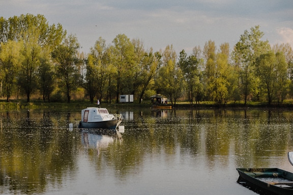 blanco, pequeño, barco, Alquiler de barcos, tiempo de primavera, calma, junto al lago, agua