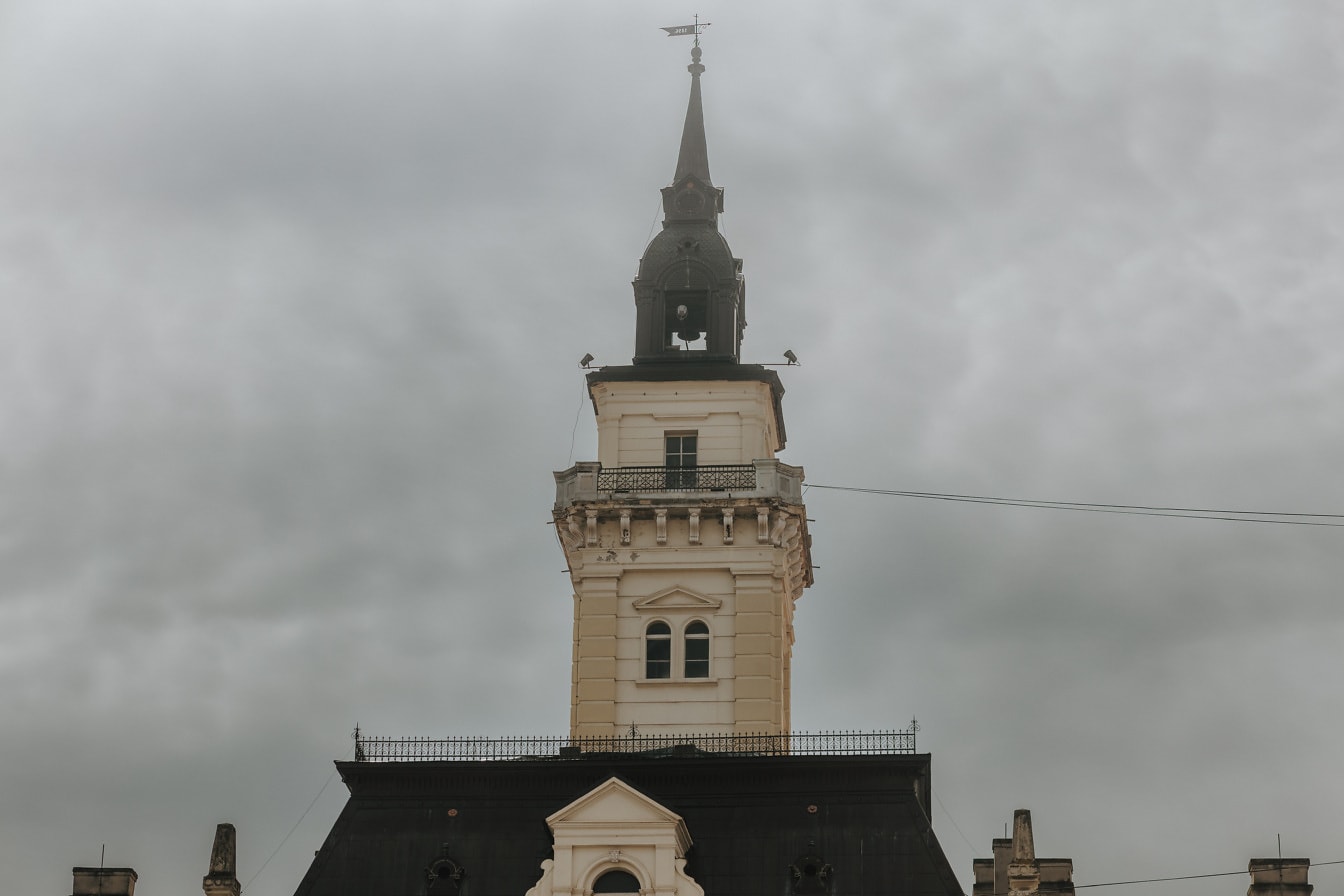 Barokní střecha v architektonickém stylu s věží