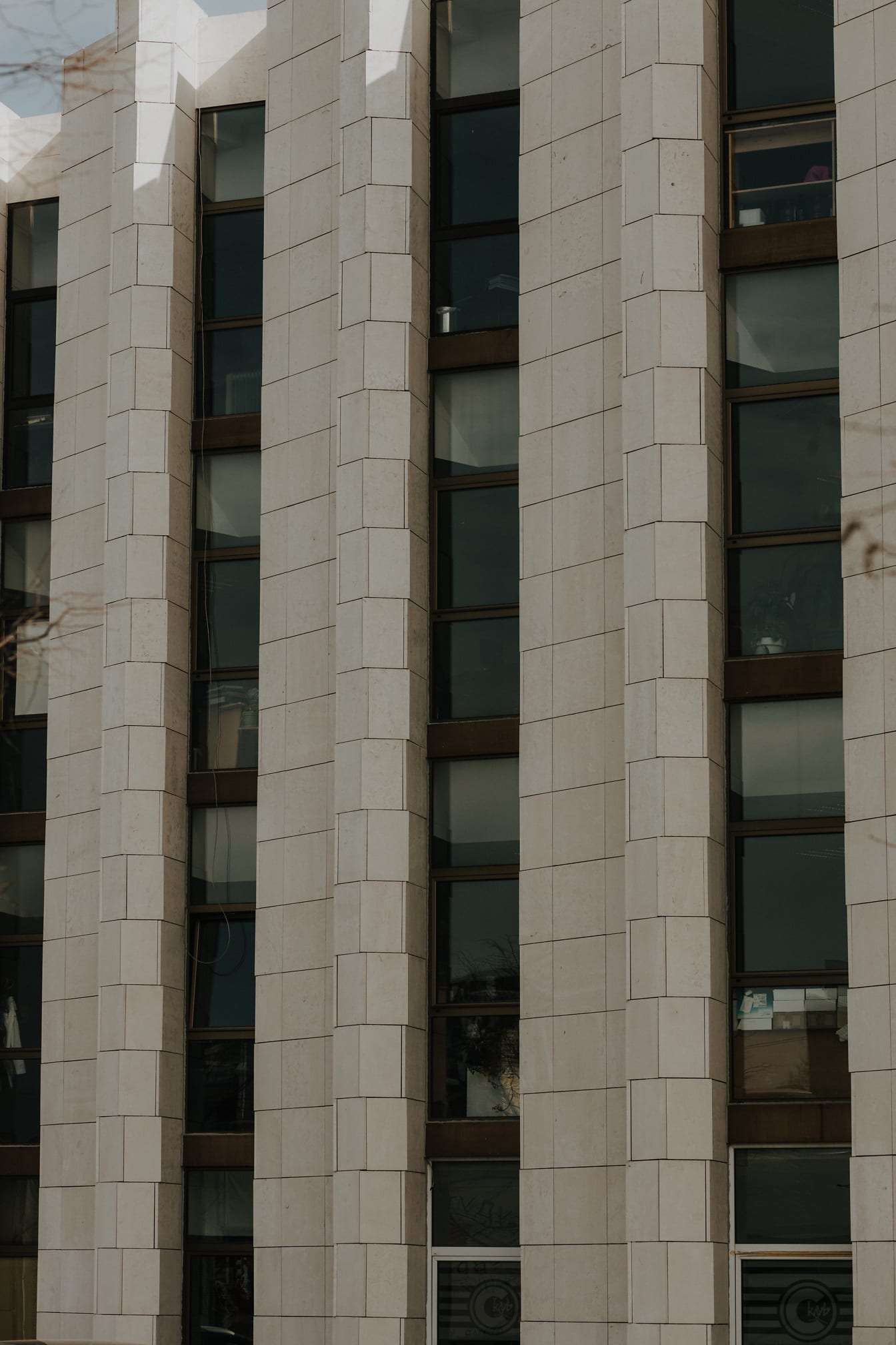 Παράθυρα σε κτίριο με μαρμάρινη πρόσοψη καταρράκτη
