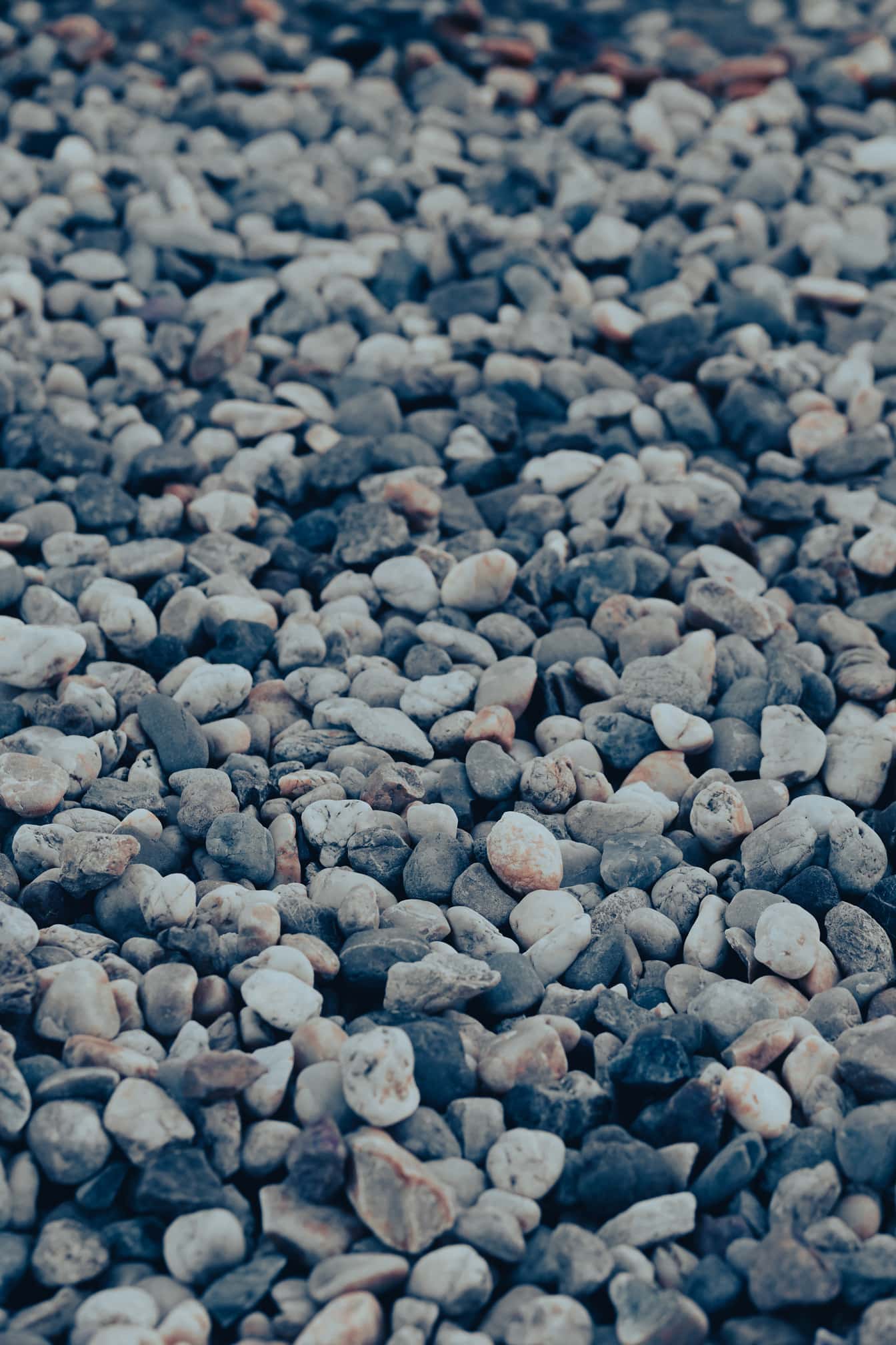 Kieselsteine auf Bodentextur Nahaufnahme