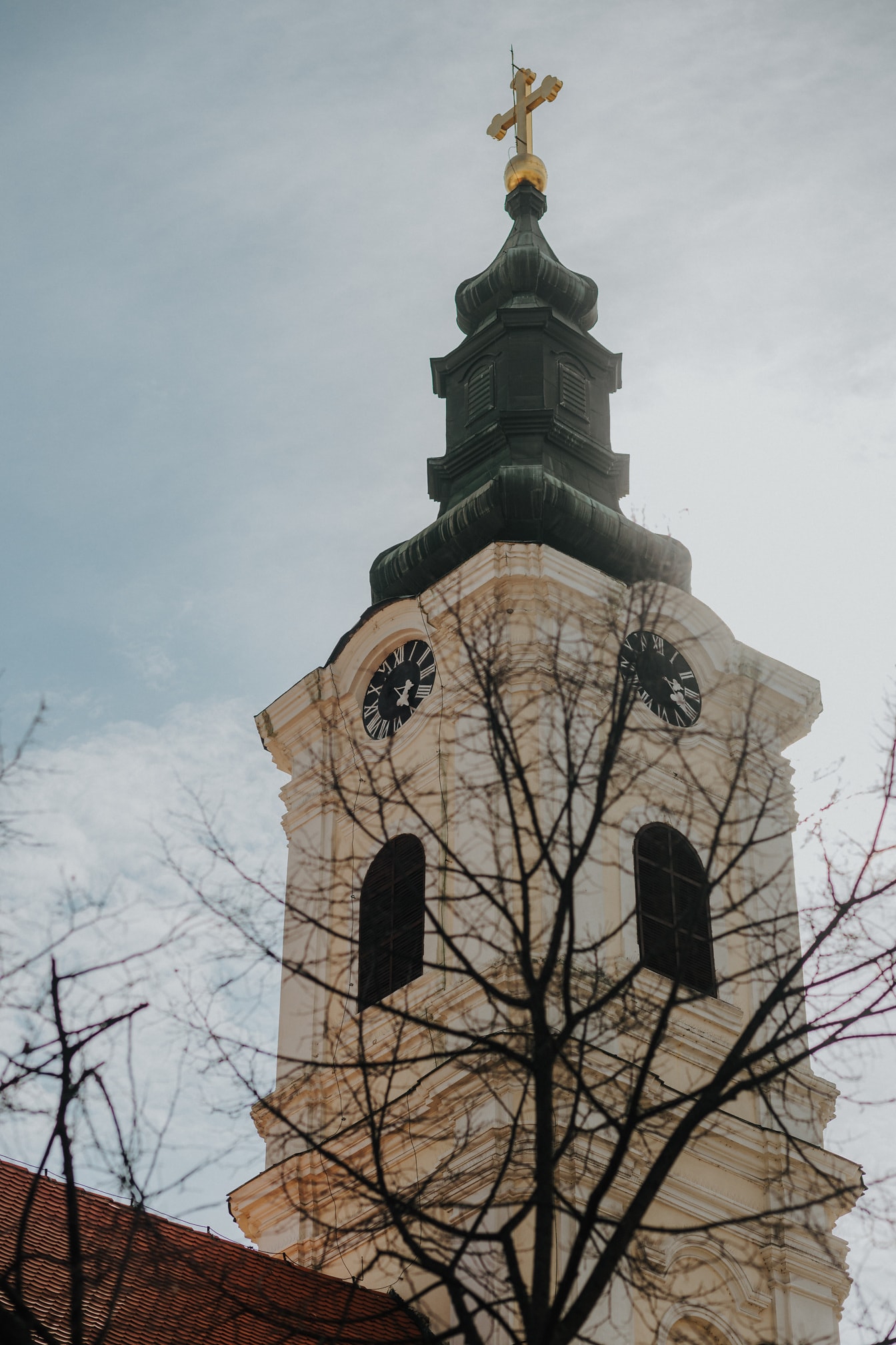Ortodoks kilisesi kulesinde aydınlatma çubuğu ile altın parıldayan haç