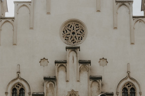 Ornamentos de estilo arquitetônico gótico da janela redonda na parede branca