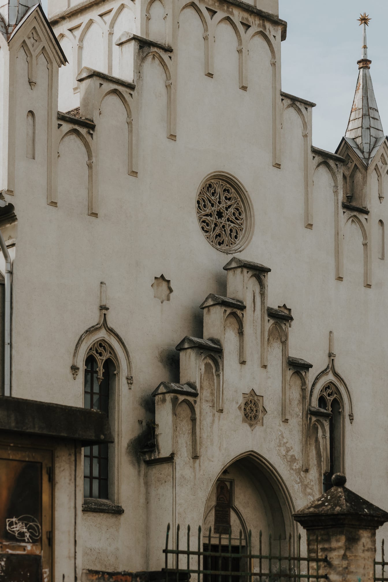 Gamle stil gotiske hvide kirke tårn facade
