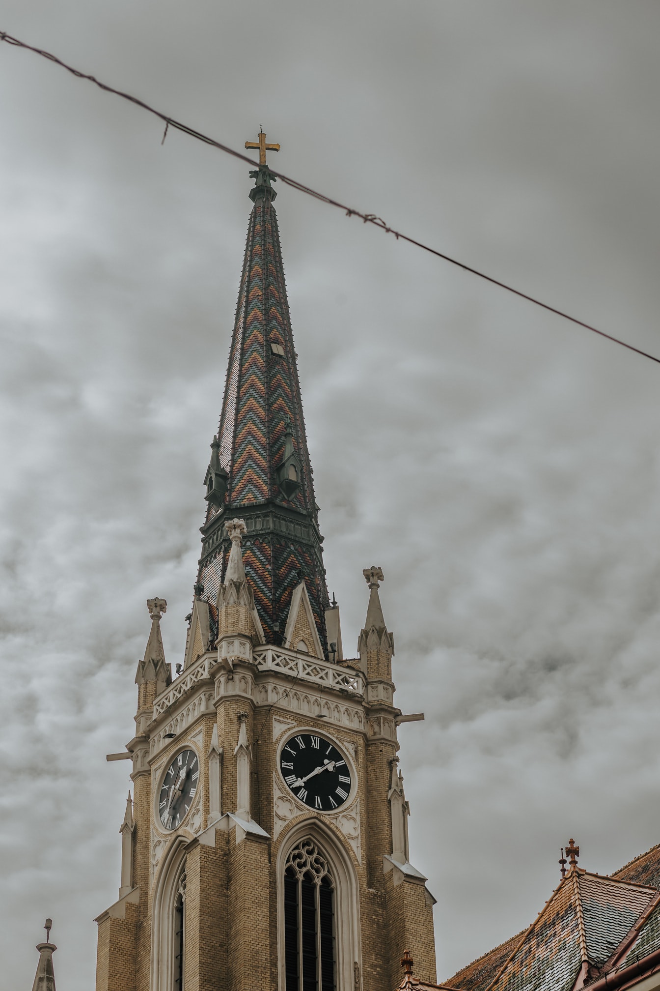 Kirkon tornin värikkäät kattotiilet