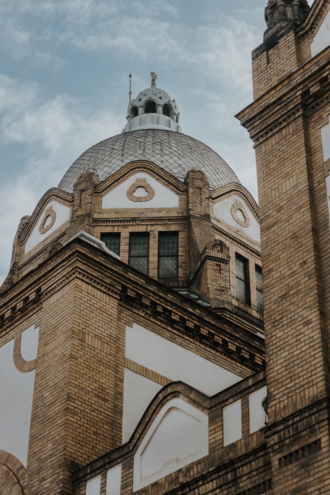 Krásná kopule synagogy ve městě Novi Sad