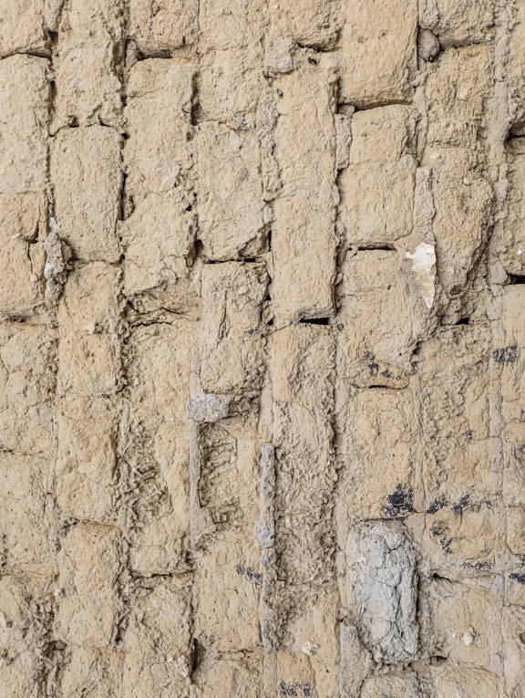 Vertikale Mauerwerkstextur aus alten Lehmziegeln