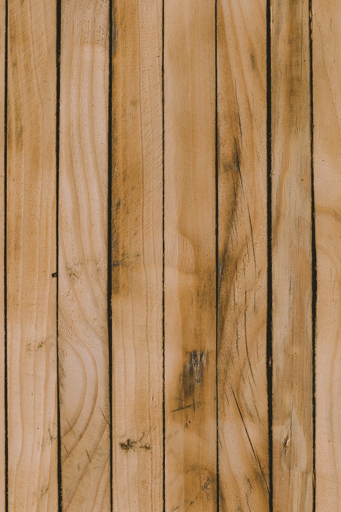 Pionowe deski z twardego drewna rustykalnego o jasnobrązowej fakturze