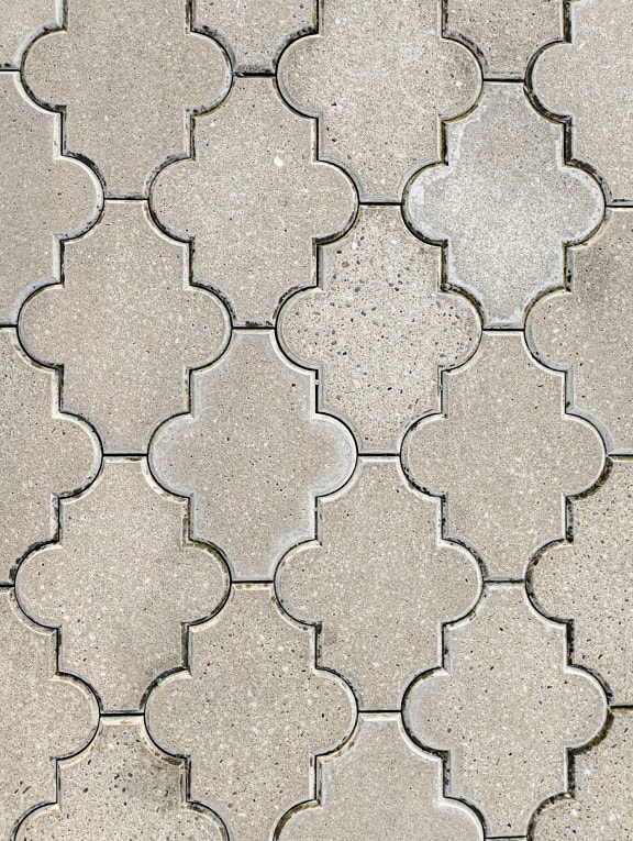 Gros plan sur la texture des pièces de chaussée en béton de forme déformée