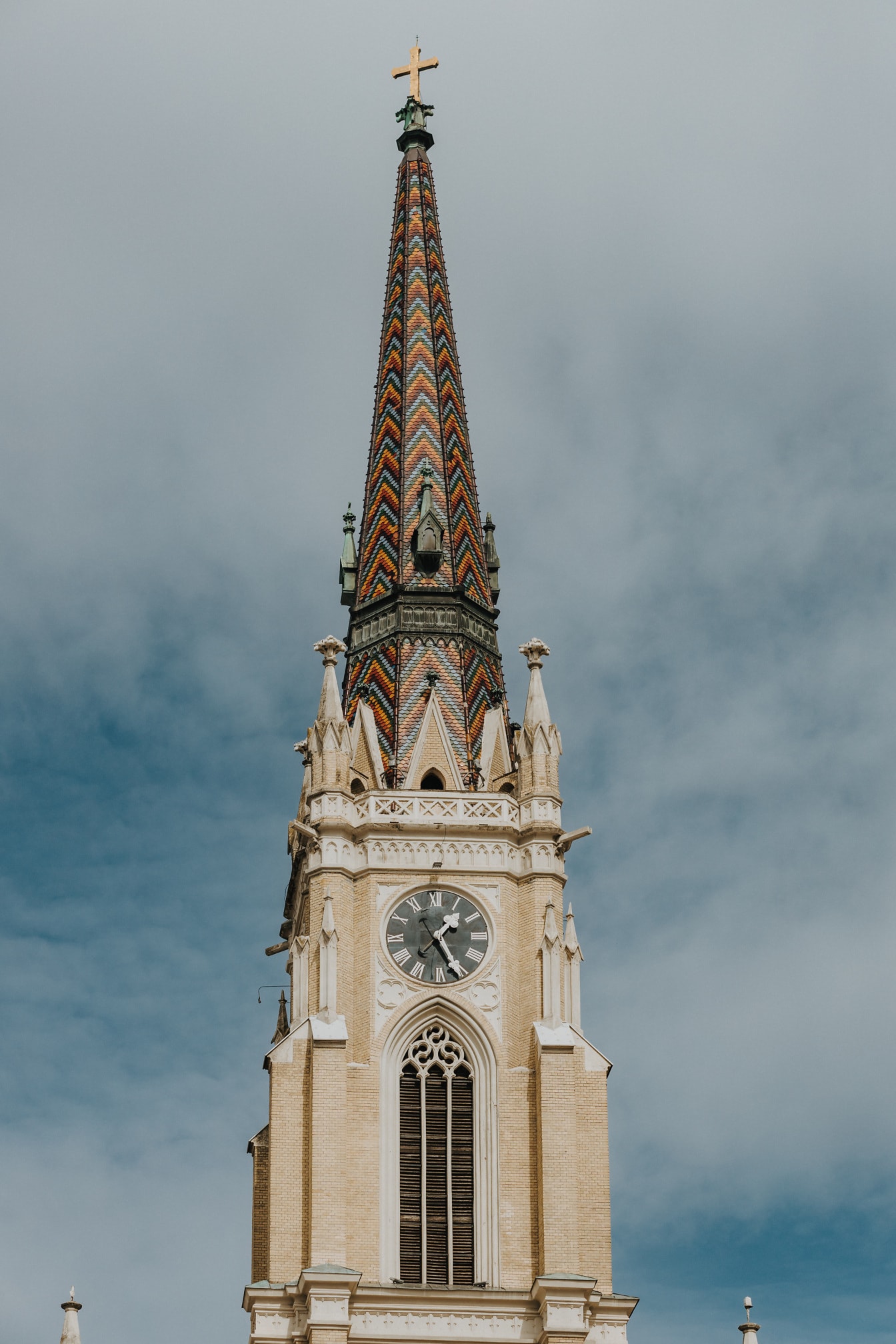 De toren van de kerk van kerk van de Naam van Maria in Servië