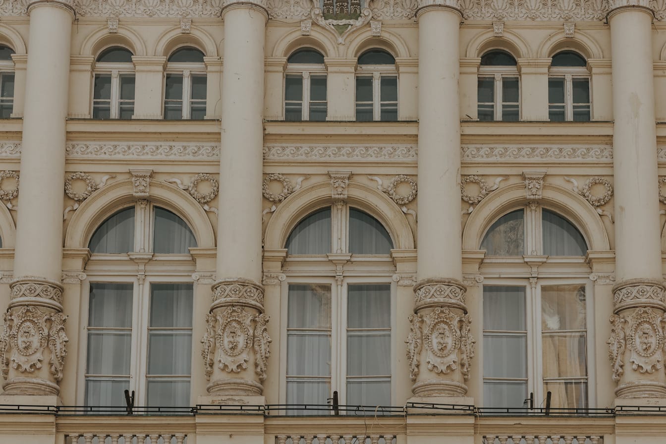 Ferestre frumoase în stil arhitectural baroc cu ornamente