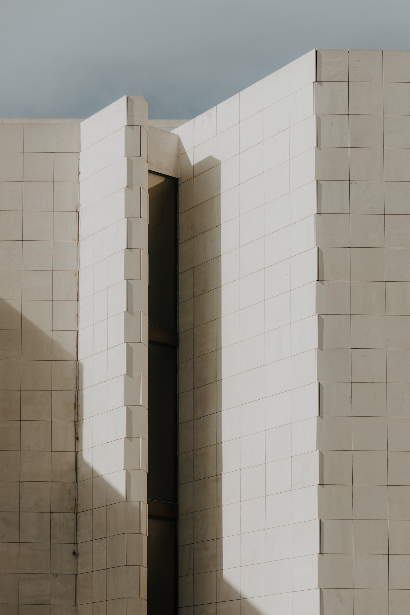 Clădire modernă cu pereți din marmură albă