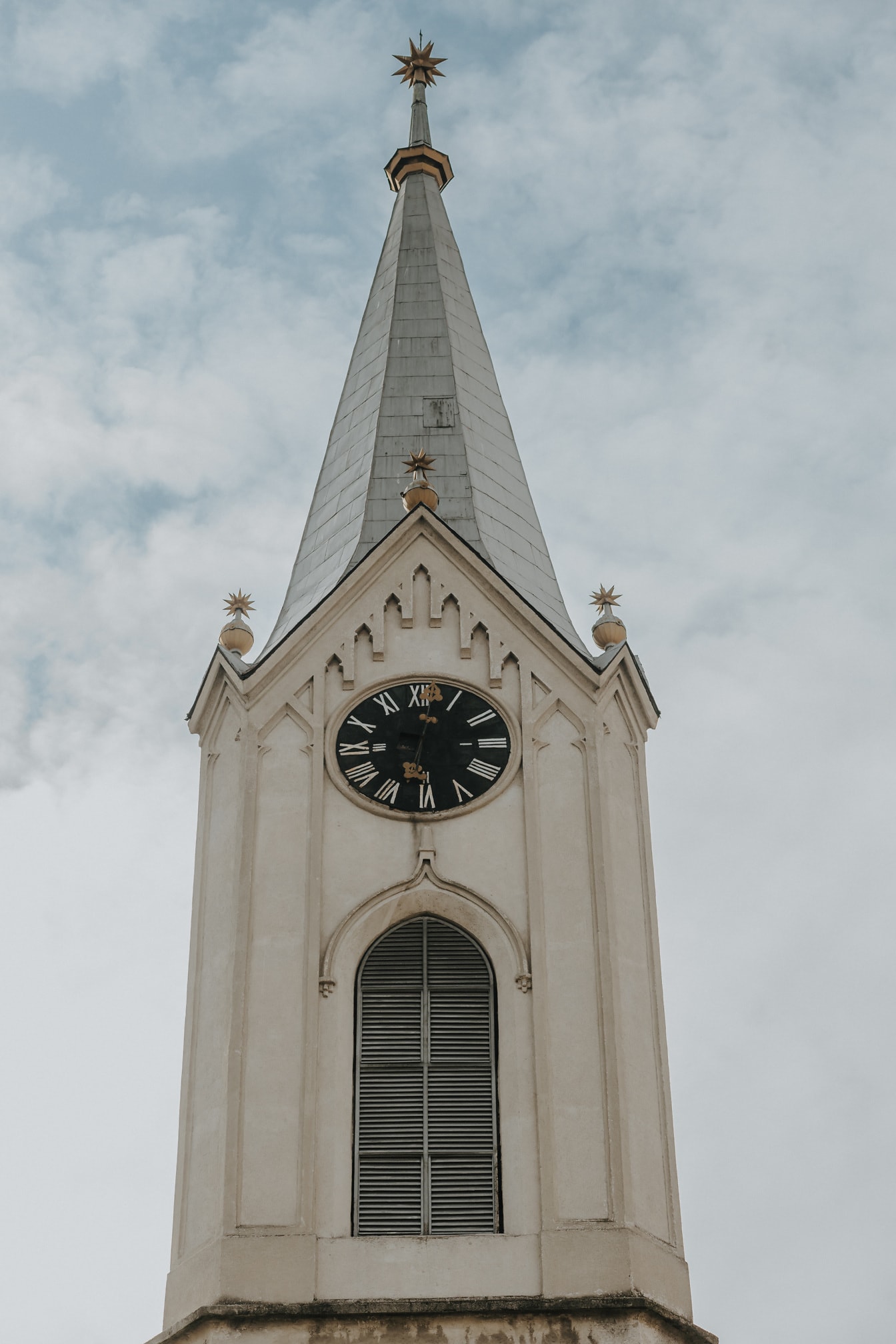 Reformationskirkens tårn i Novi Sad by, Serbien