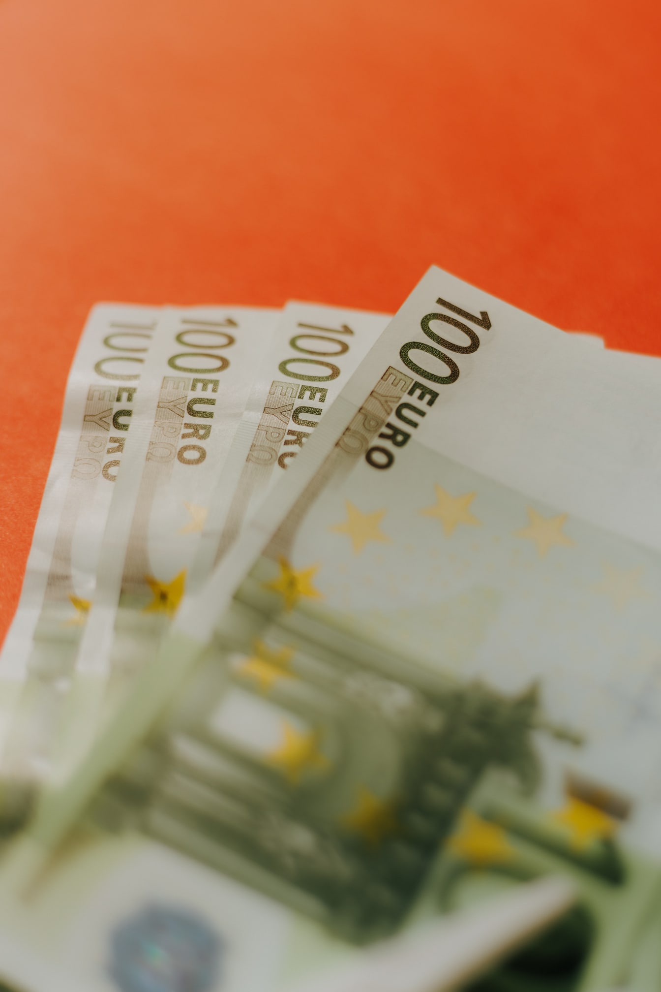 ธนบัตรหนึ่งร้อยยูโร (€100) เงินกระดาษระยะใกล้