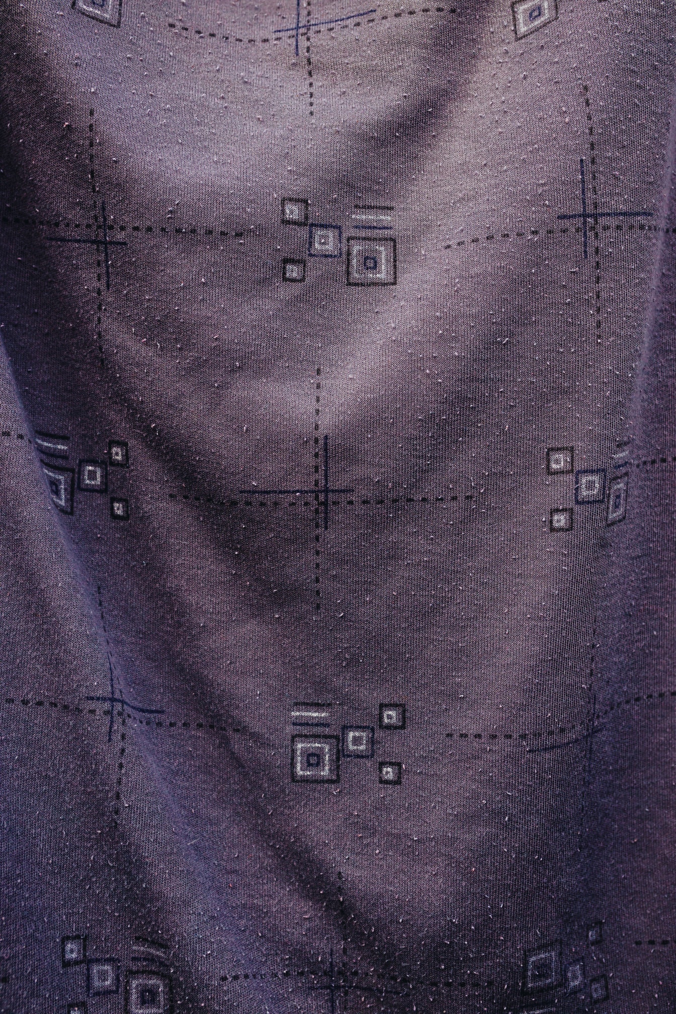 Hellviolette Textur aus altem Baumwoll-Canvas Nahaufnahme
