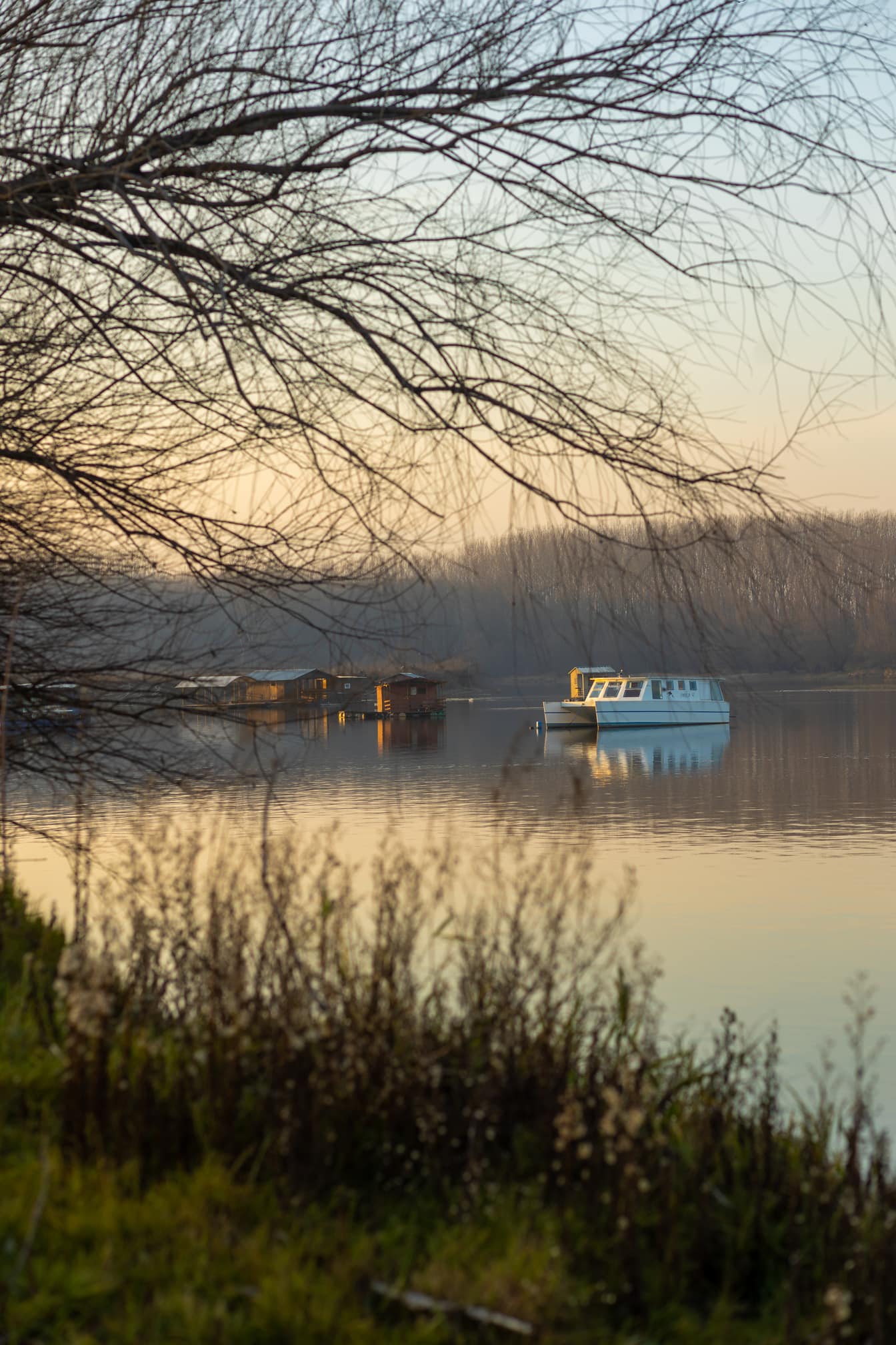 Маленькая яхта на спокойном озере в сумерках