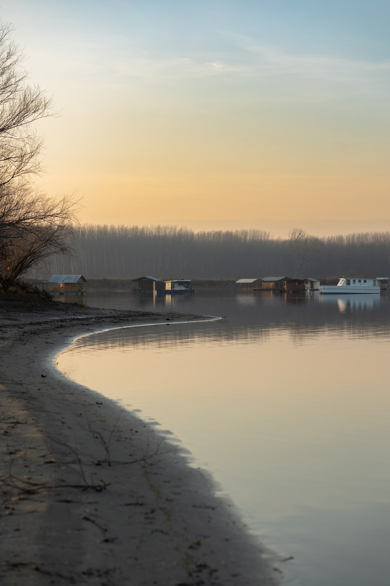Rumah perahu di danau yang tenang di pagi hari