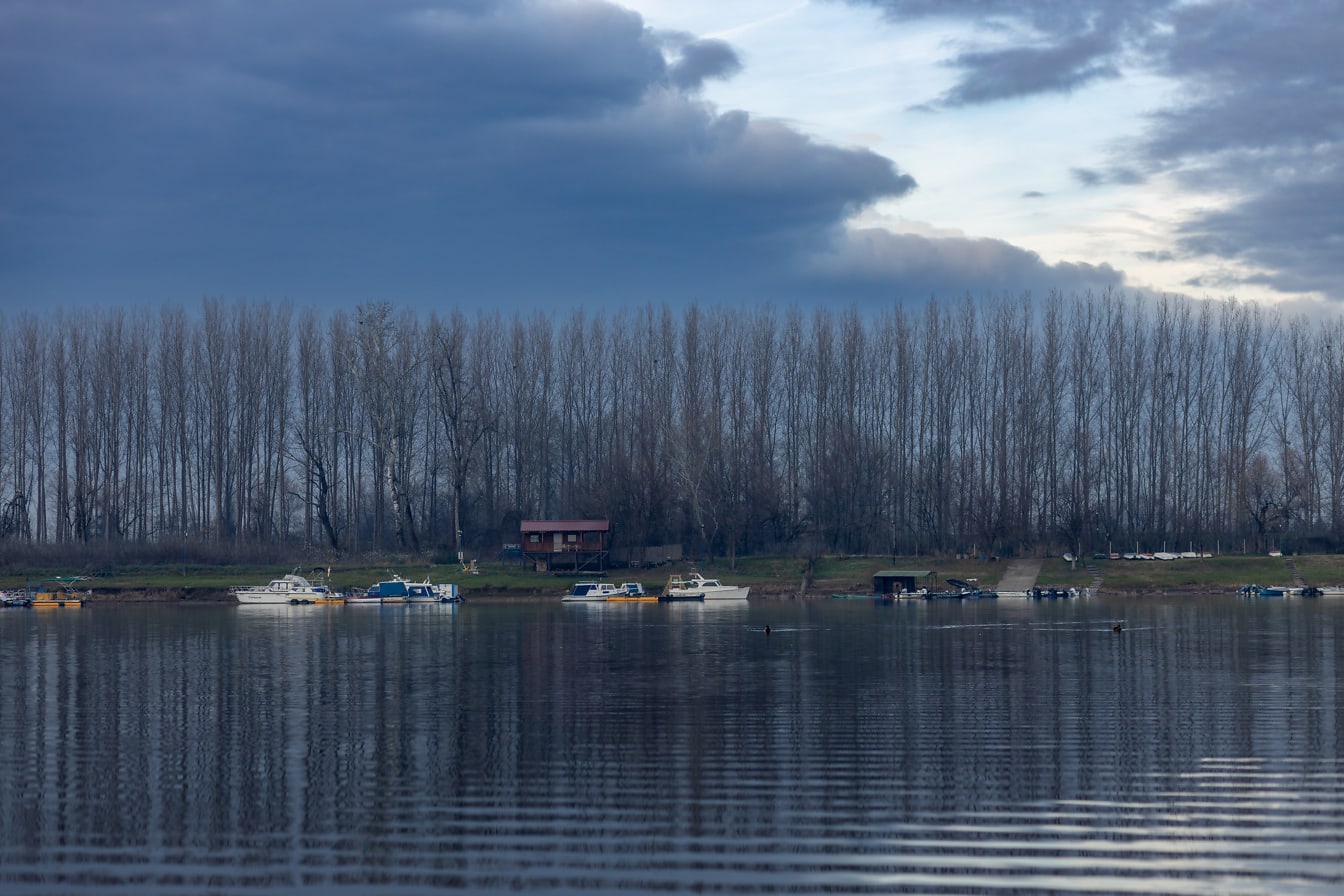 Nubes de tormenta azul oscuro sobre la orilla del lago