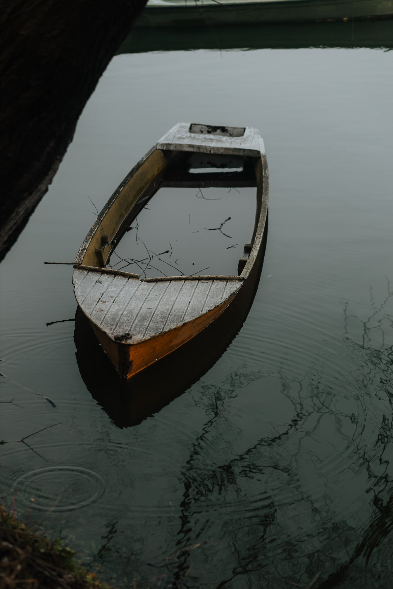 Starý plastový čln zaplavil znečistenie vody