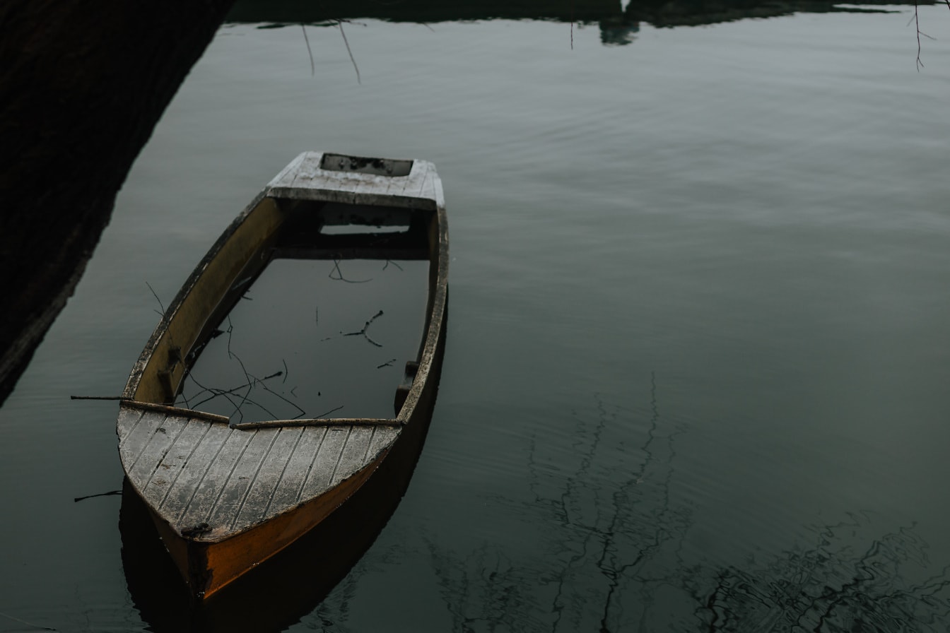 Pollution de l’eau, vieux bateau de pêche inondé