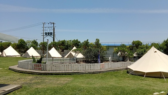 Belle cour arrière avec des tentes blanches à l’ancienne