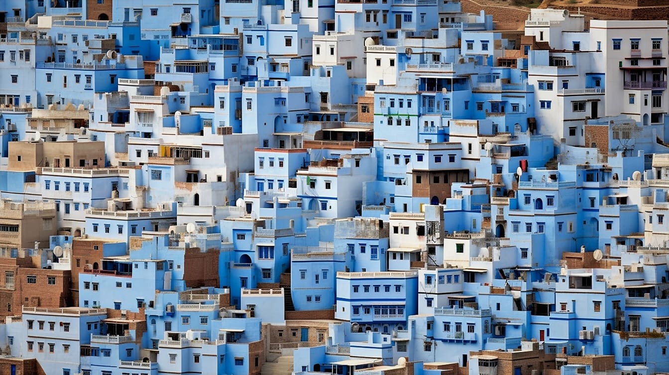 Gammel tradisjonell blå by i Marokko