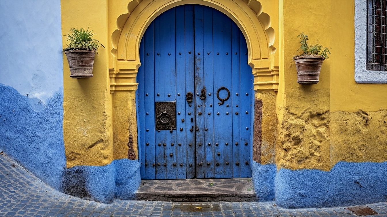 Παραδοσιακός θησαυρός σκούρας μπλε πόρτας του μαροκινού πολιτισμού