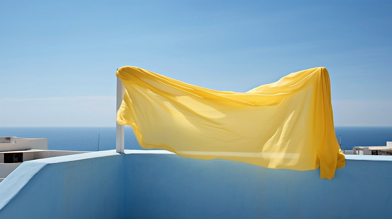 Gult och blått av Marocko – gulaktig halsduk på vind på balkong