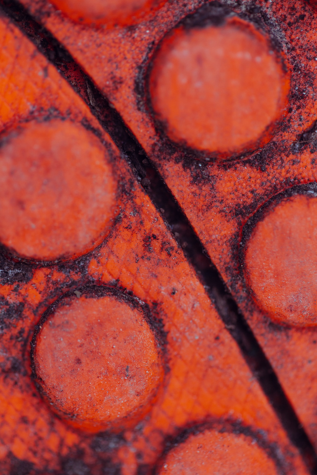 Close-up de textura plástica redonda vermelha escura vibrante