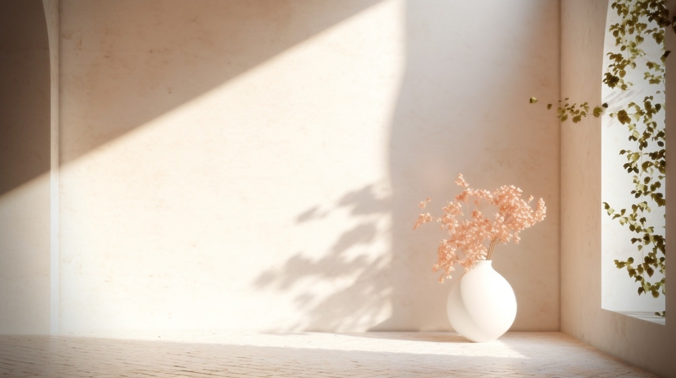 Бяла керамична ваза с розови цветя в светла стая на слънчева светлина