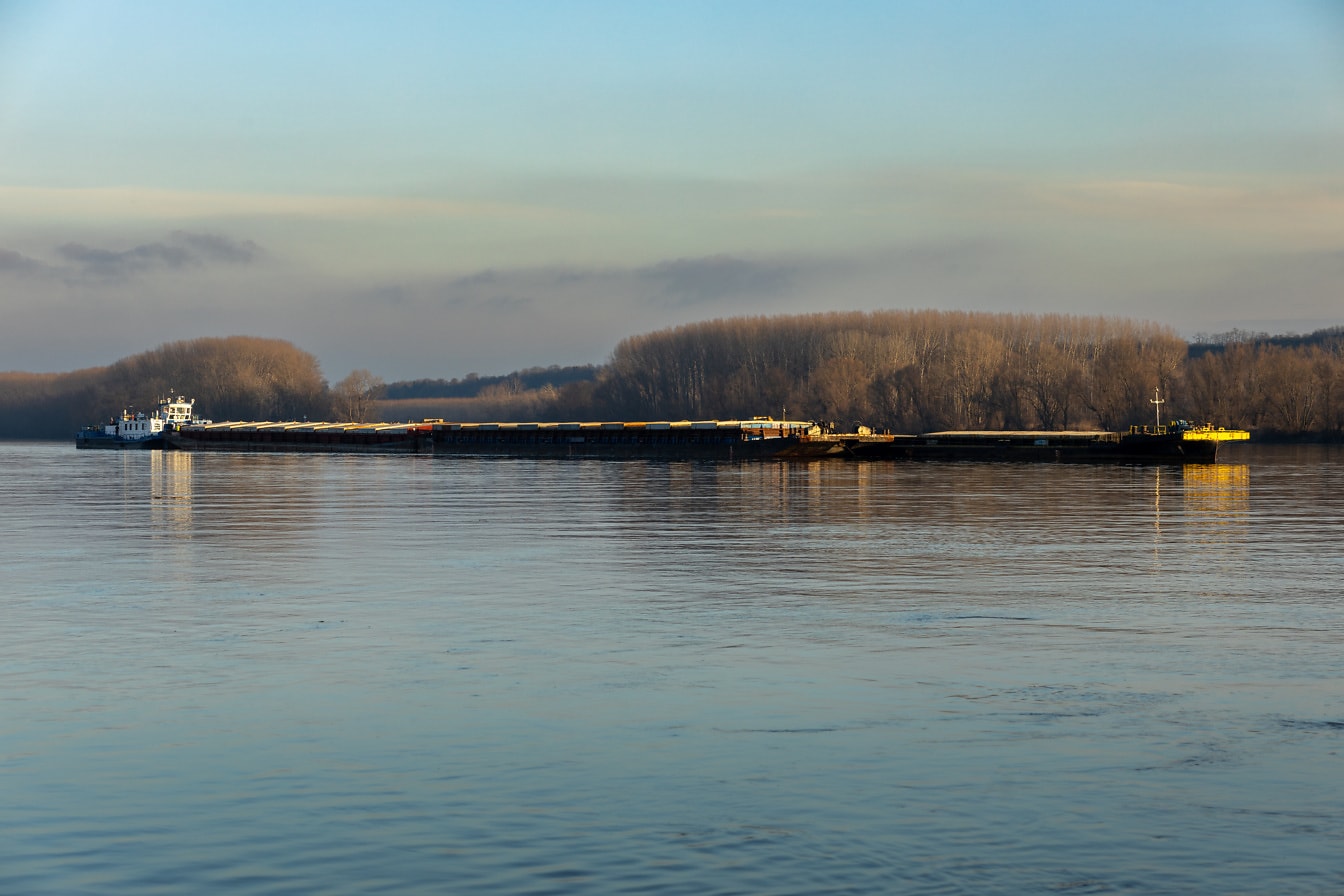 多瑙河上的大型驳船货船