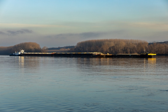 Groot schip van de binnenschiplading op de rivier van Donau