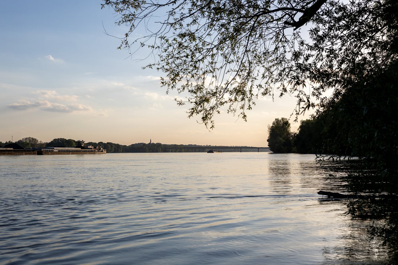 Sungai Danube yang tenang dari tepi sungai