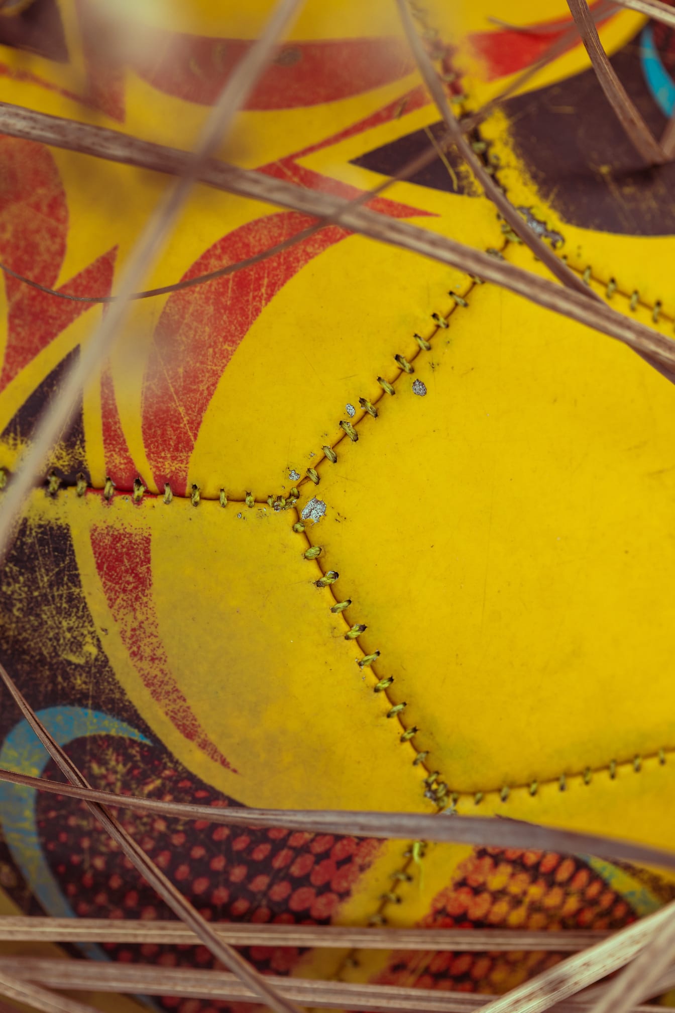 Close-up bola sepak Nike kuning oranye dalam jaringan