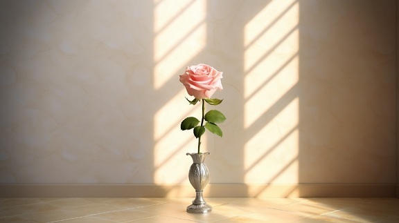 Pastellrosafarbene Rosenknospe in silberner Vase in leerem Raum