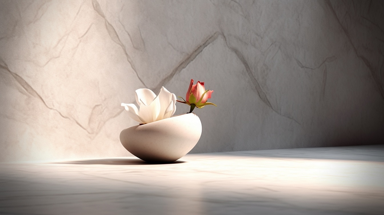 Vakker rosa roseknopp og hvit blomst i beige vase