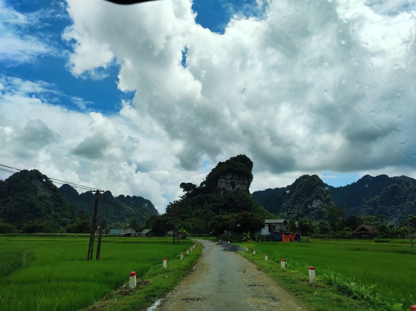 Estrada de asfalto no campo rural no Vietnã