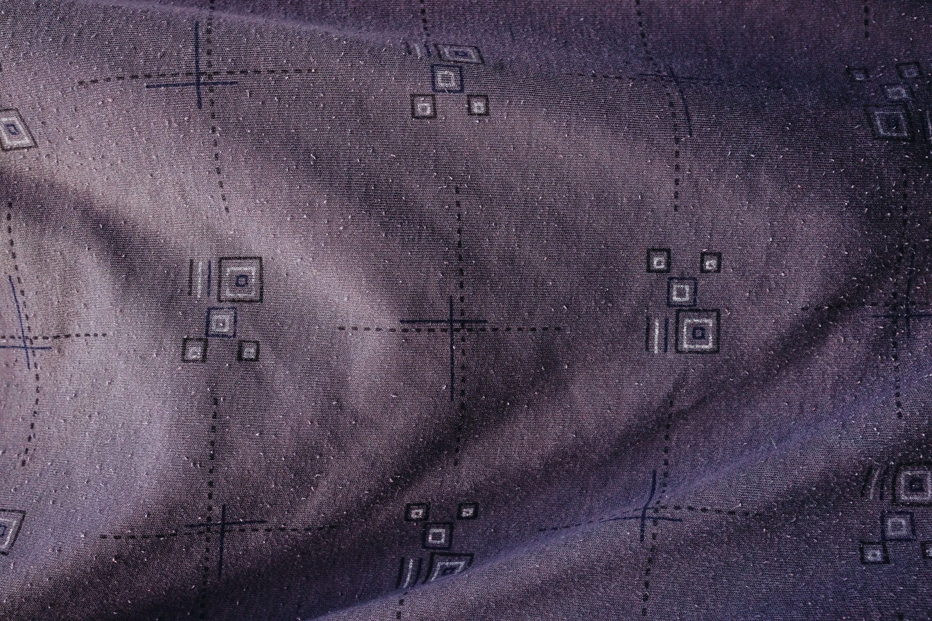 Lona de algodão arroxeado com padrão quadrado geométrico
