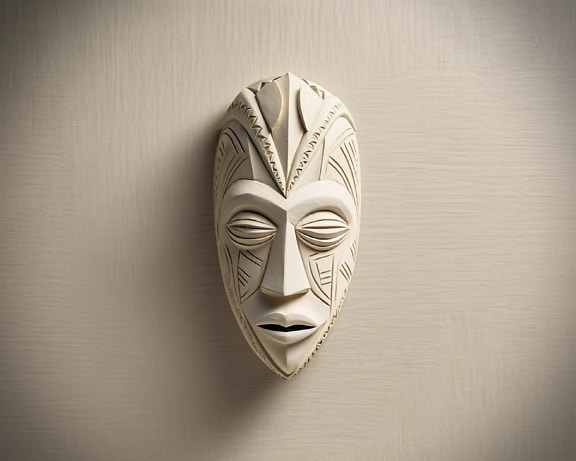 Bej duvarda el yapımı oyma ahşap yüz maskesi sanat