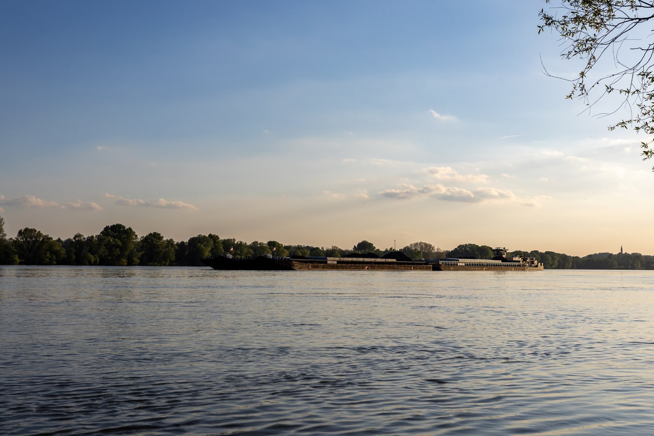 Duża barka na spokojnym Dunaju