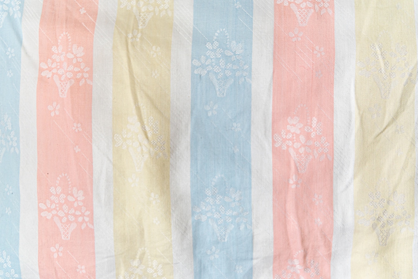 棉质帆布，带有淡黄色、粉红色和蓝色的垂直线条